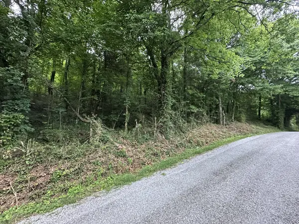 17 Hackett Valley Rd, Hickman, TN 38567