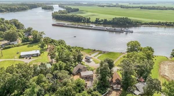 1515 Riverside Ln, Adamsville, TN 38310