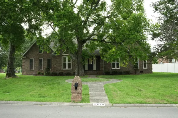 2810 Regenwood Dr, Murfreesboro, TN 37129