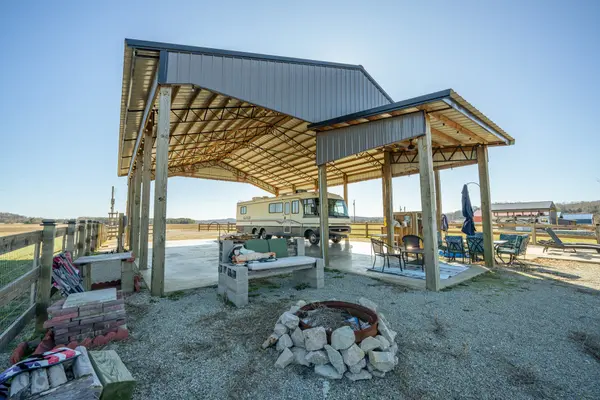 2571 Hardin Bottom River Rd, Clifton, TN 38425