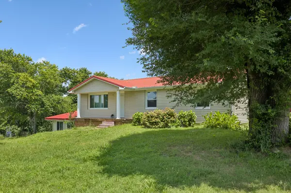 827 Tommy Oliver Rd, Clarksville, TN 37042