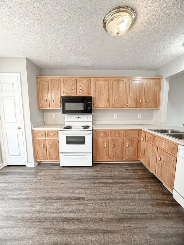 201 Tree Line Dr #205, Oak Grove, KY 42262