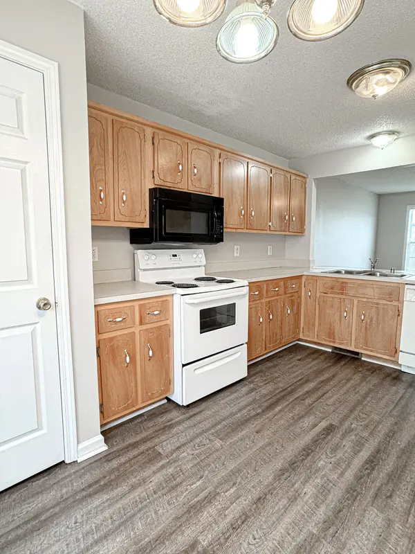 201 Tree Line Dr #205, Oak Grove, KY 42262