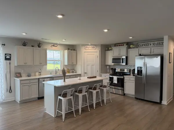 469 Steamview Dr, White House, TN 37188