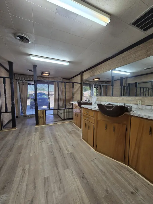 4 Lealand Dr, Clarksville, TN 37042