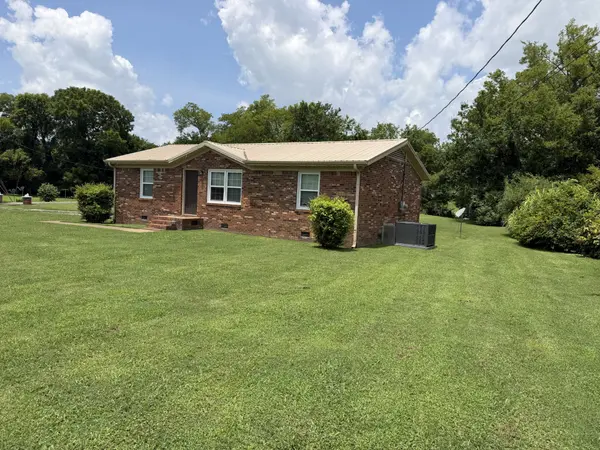 1365 Meadowbrook Dr, Pulaski, TN 38478