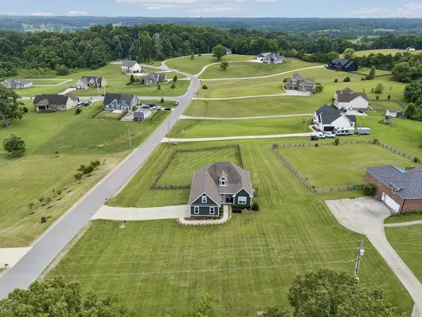 1002 Douglas Ct, Dickson, TN 37055