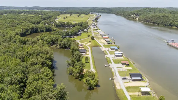 242 Drake Dr, Clifton, TN 38425