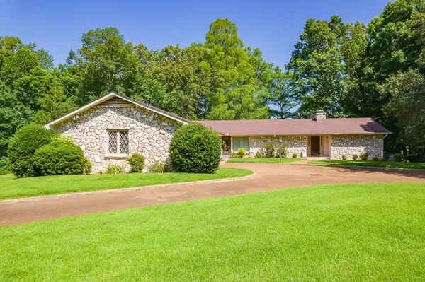 215 Eastern Shores Dr, Lexington, TN 38351