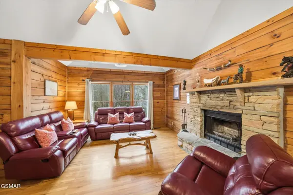 3542 Country Pines Way, Sevierville, TN 37876