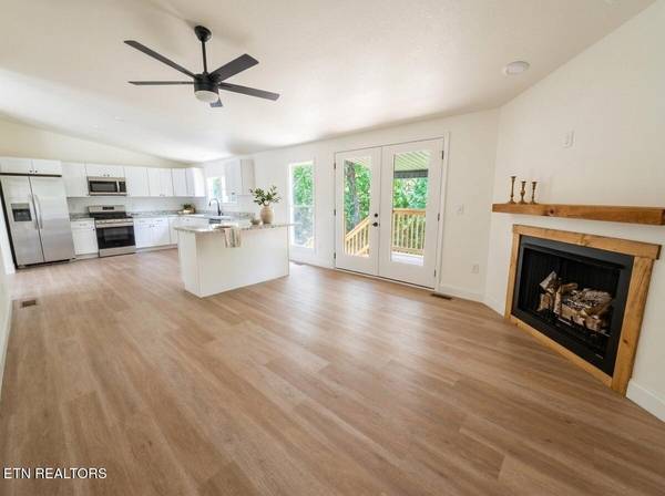 1035 Star Point Rd, Jamestown, TN 38556