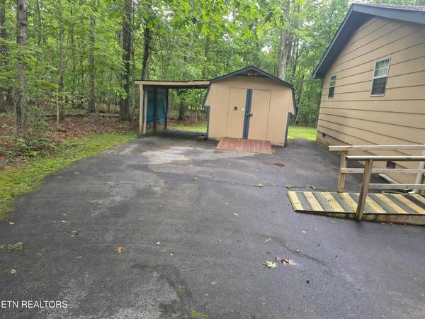 4007 Kato Dr, Crossville, TN 38572