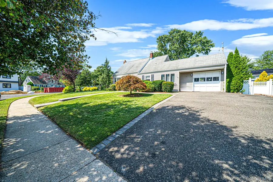 96 Slate LN, Levittown, NY 11756