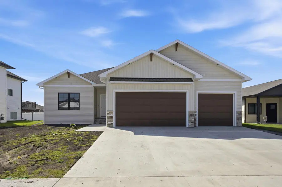 5868 Ellis DR W, Horace, ND 58047