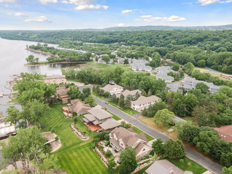 560 Lakeside Bay DR S, Bayport, MN 55003