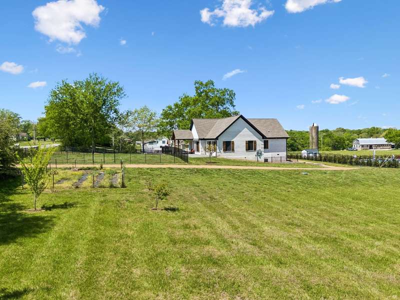 2104A Williamsport Pike, Columbia, TN 38401