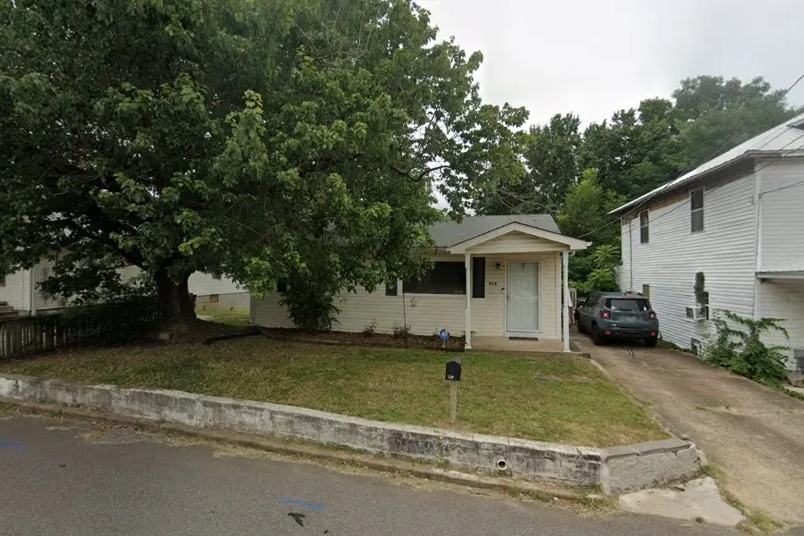 418 W Blythe St #W, Paris, TN 38242