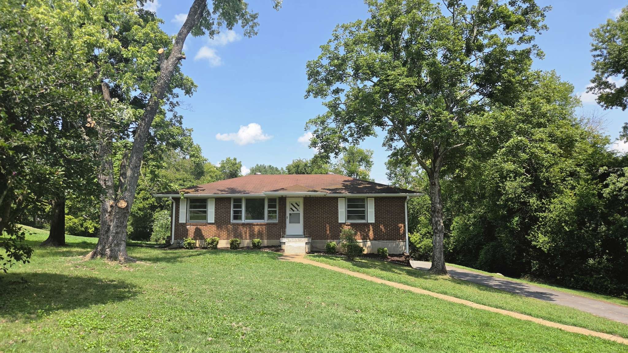 1208 Sussex Ct, Nashville, TN 37207