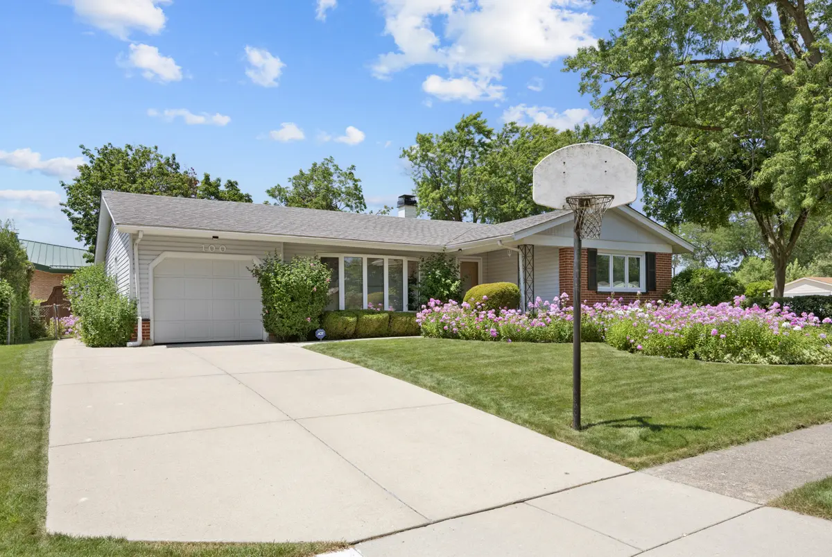 100 Woodcrest LN, Elk Grove Village, IL 60007