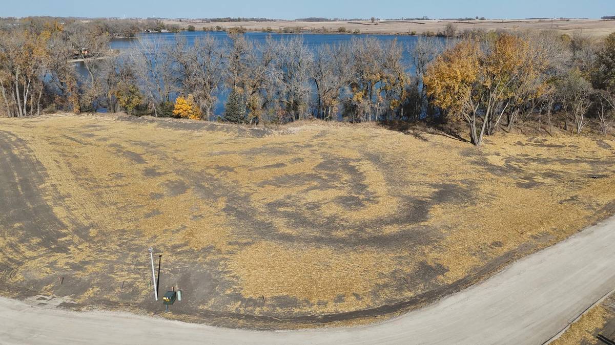 22 Cottonwood Lake BLVD, Windom, MN 56101