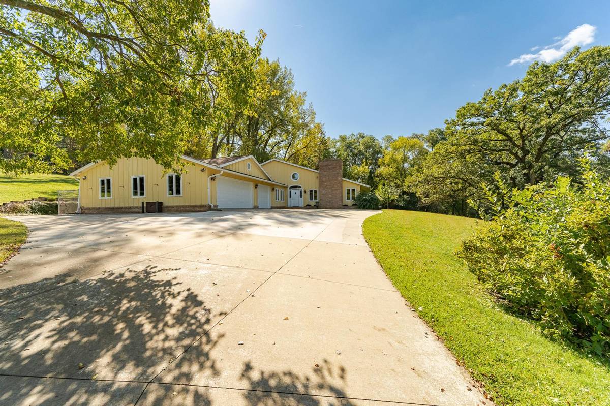 2011 Merrihills DR SW, Rochester, MN 55902