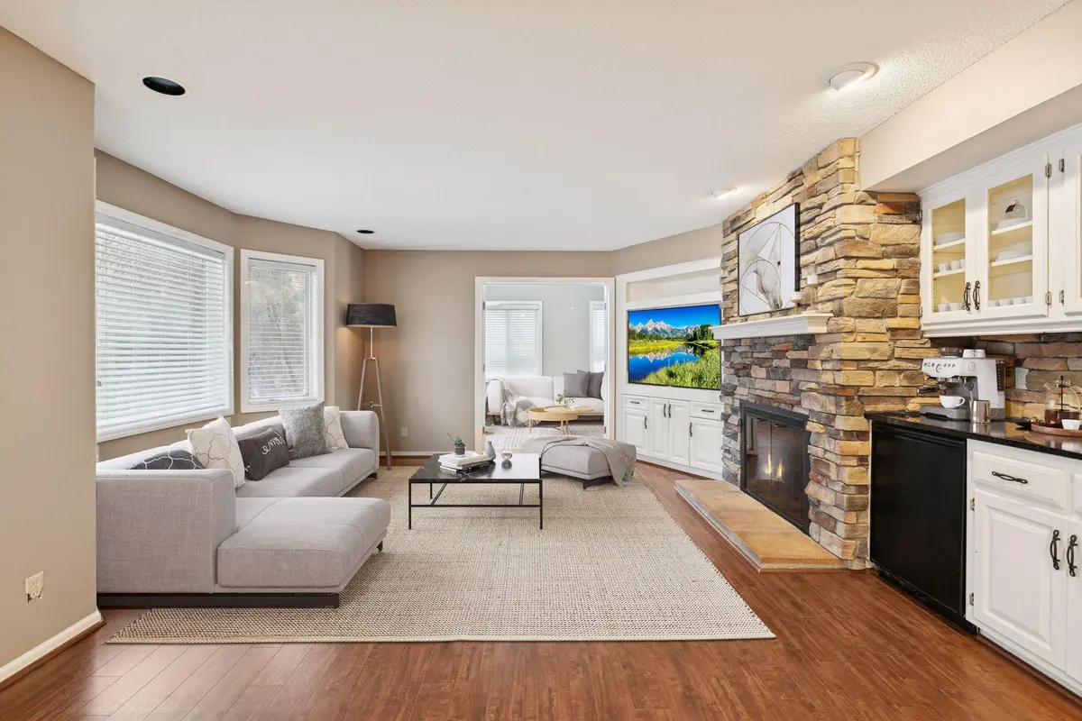 1135 Hollybrook DR, Wayzata, MN 55391
