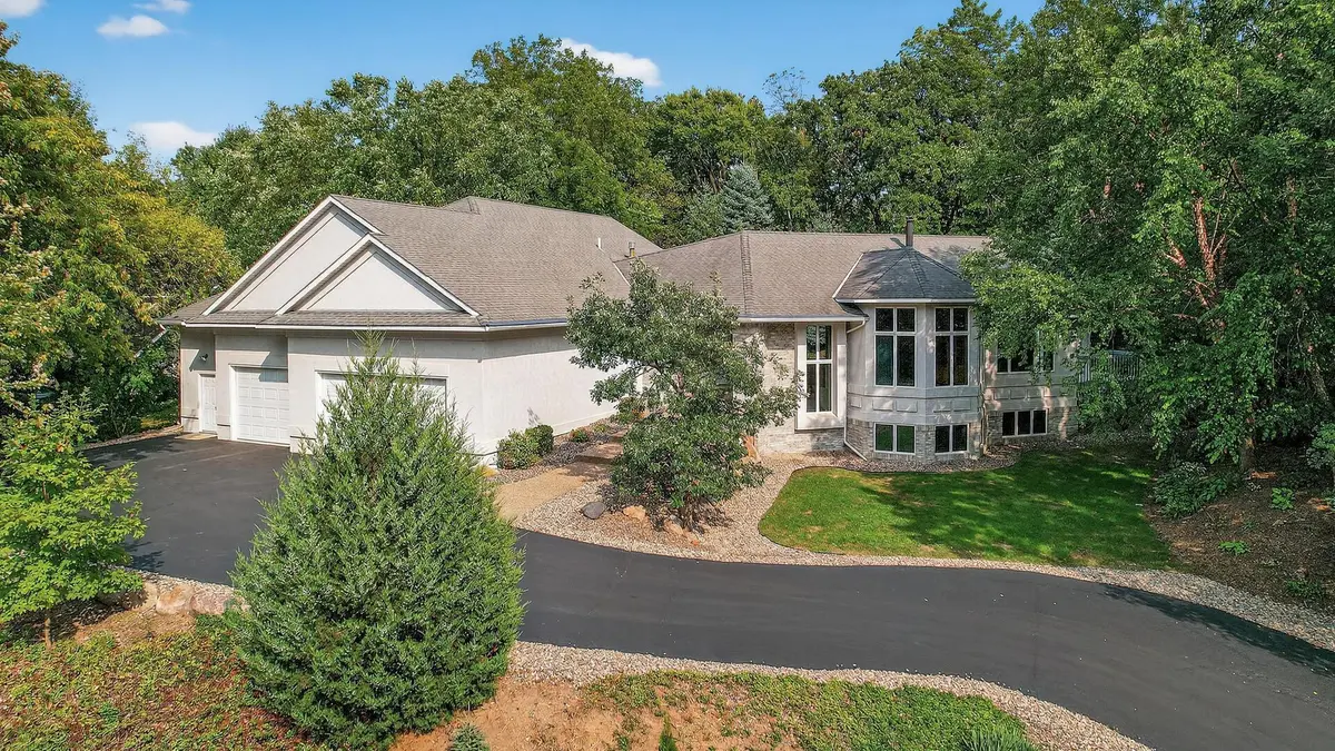 2520 Arbor CT, Mendota Heights, MN 55120