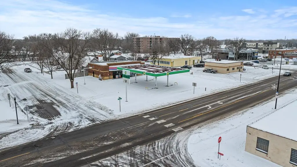 304 E College DR, Marshall, MN 56258