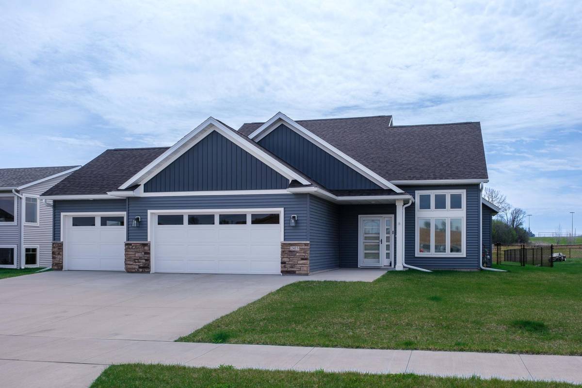 2415 Elk Run DR SE, Pine Island, MN 55963