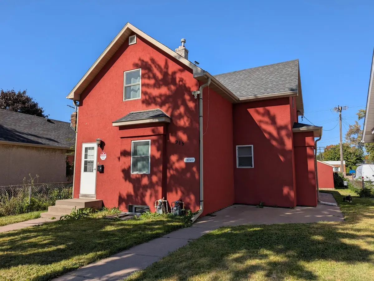 915 Rose AVE E, Saint Paul, MN 55106