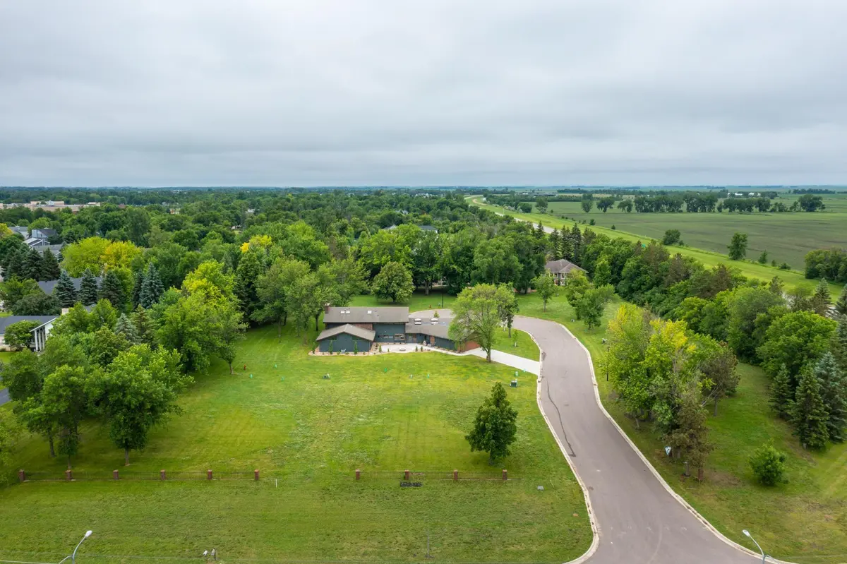 1477 EDGEWOOD CT, Wahpeton, ND 58075