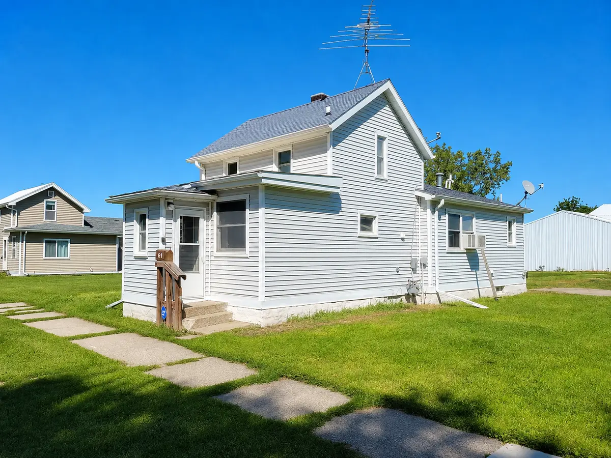 245 3rd AVE SE, Wells, MN 56097
