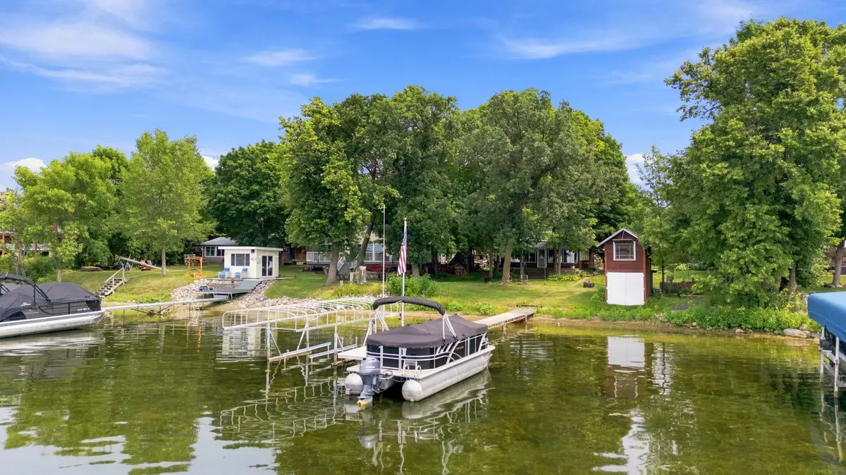 1250 E Shore DR, Detroit Lakes, MN 56501