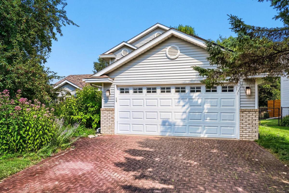 1119 Bonnieview DR, Woodbury, MN 55129