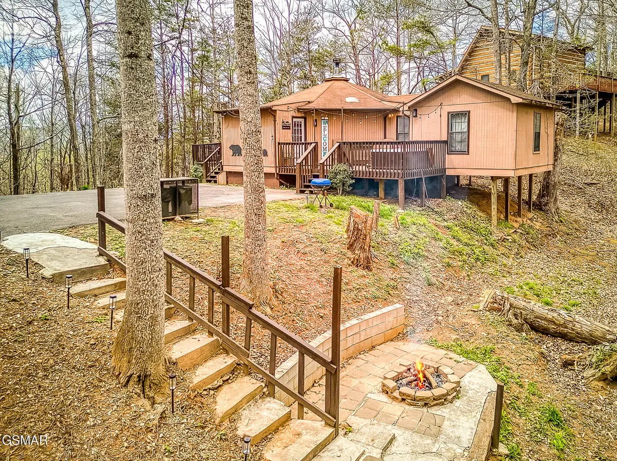1071 E Foothills Drive, Gatlinburg, TN 37738