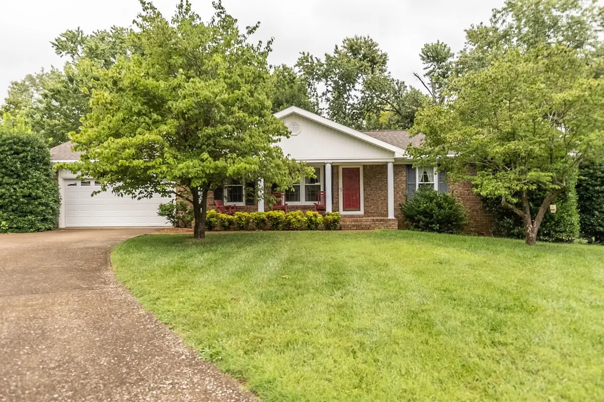 302 Springmont Dr, Hopkinsville, KY 42240