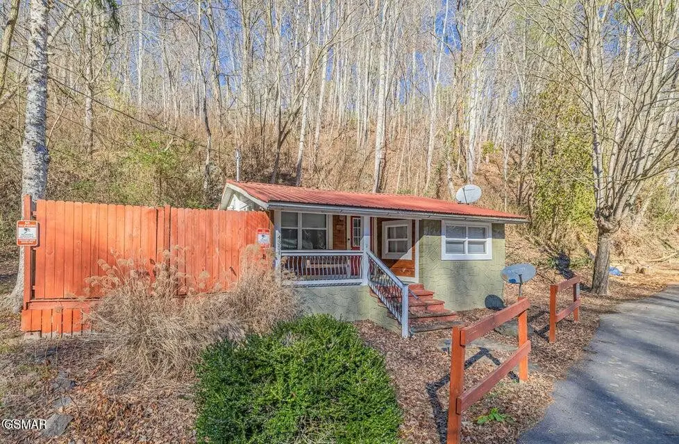 4351 Manis Hollow Road, Gatlinburg, TN 37738