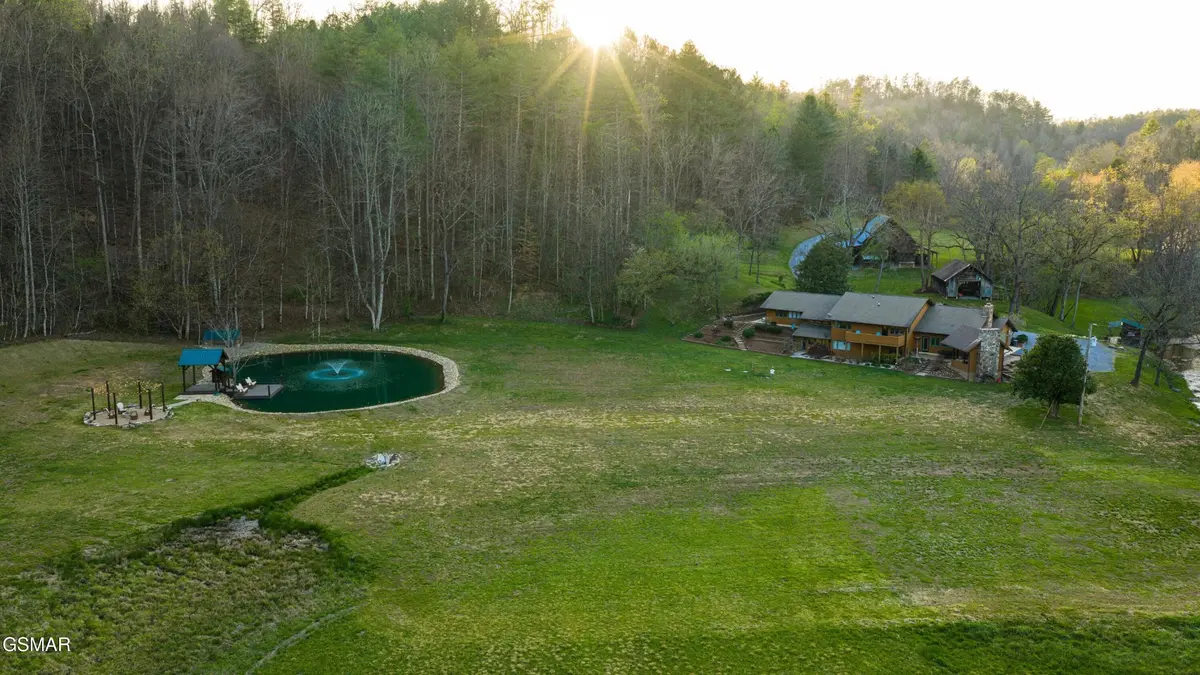 4242 Pearl Valley Road, Sevierville, TN 37876