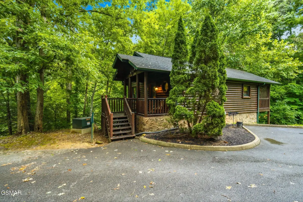 625 Gatlinburg Falls Way, Gatlinburg, TN 37738