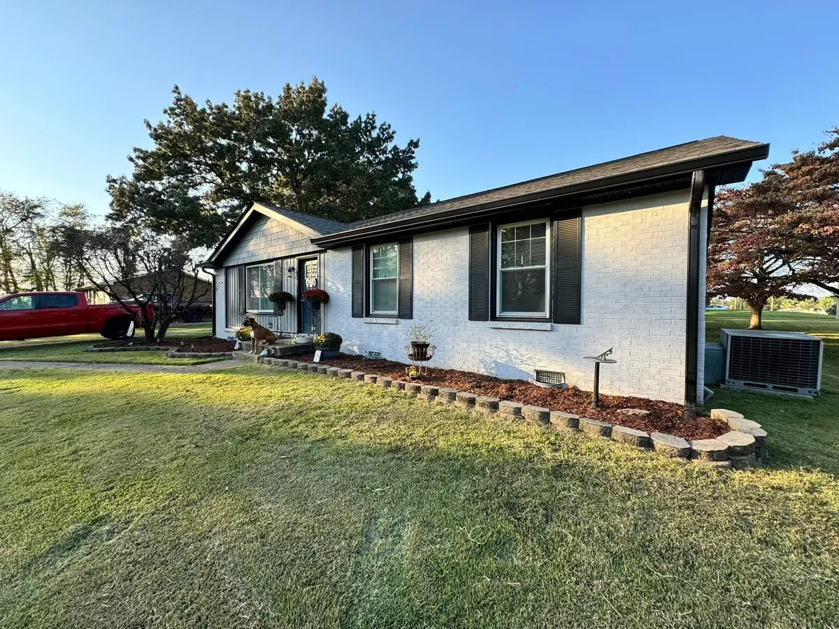 327 Forest Hills Dr, Clarksville, TN 37040