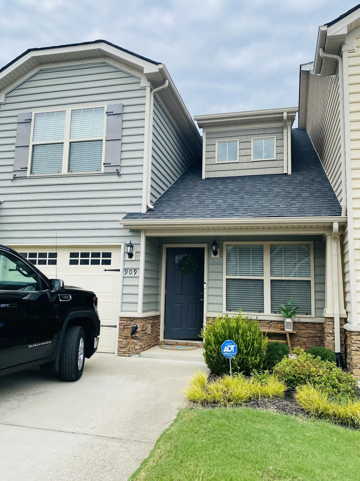 909 Granville Dr, Murfreesboro, TN 37128