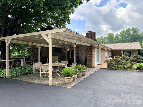455 Avery LN, Newland, NC 28657