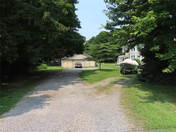 26 Rollstone AVE, West Sayville, NY 11796