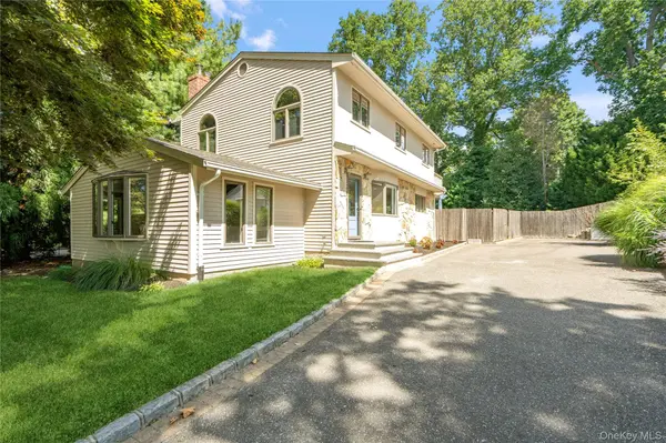 16 Westview RD, Northport, NY 11768