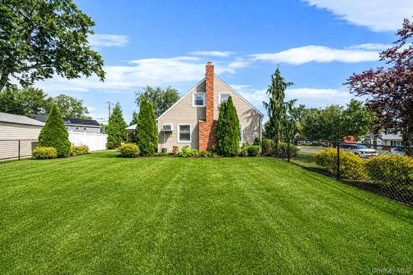 96 Slate LN, Levittown, NY 11756
