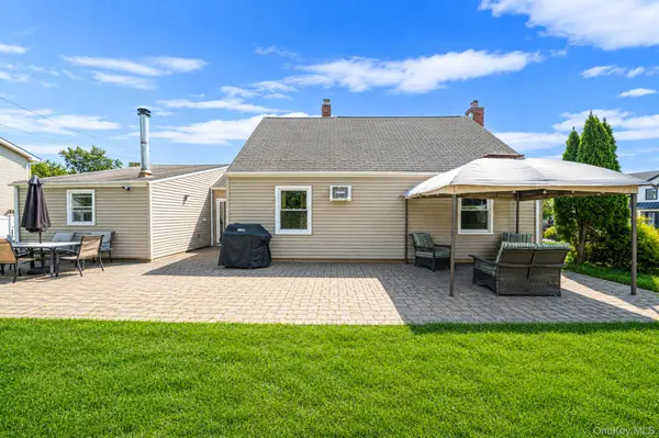 96 Slate LN, Levittown, NY 11756