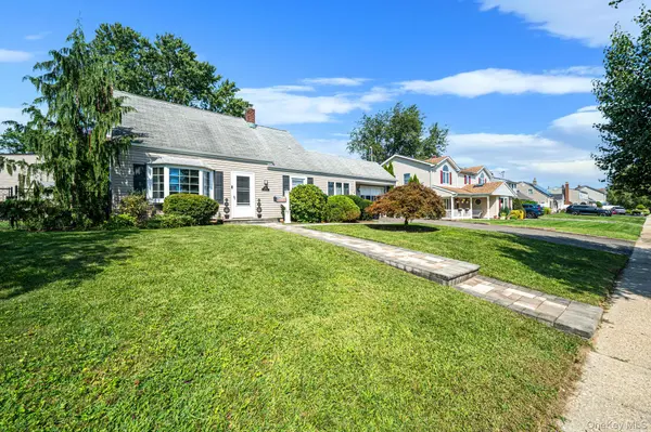 96 Slate LN, Levittown, NY 11756