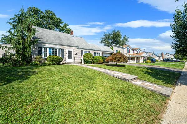 96 Slate LN, Levittown, NY 11756