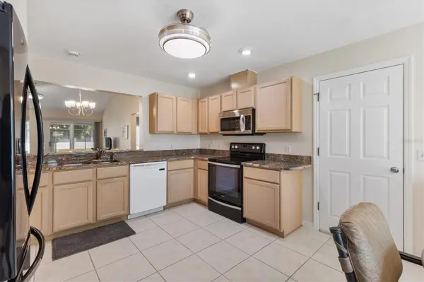 915 VENTURA DR, Lady Lake, FL 32159