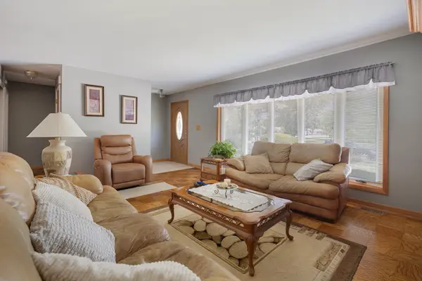 100 Woodcrest LN, Elk Grove Village, IL 60007